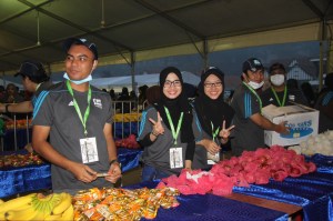 All smiles for volunteers at the collection centre as runners came in droves to collect their entitlements at Dataran Merdeka.