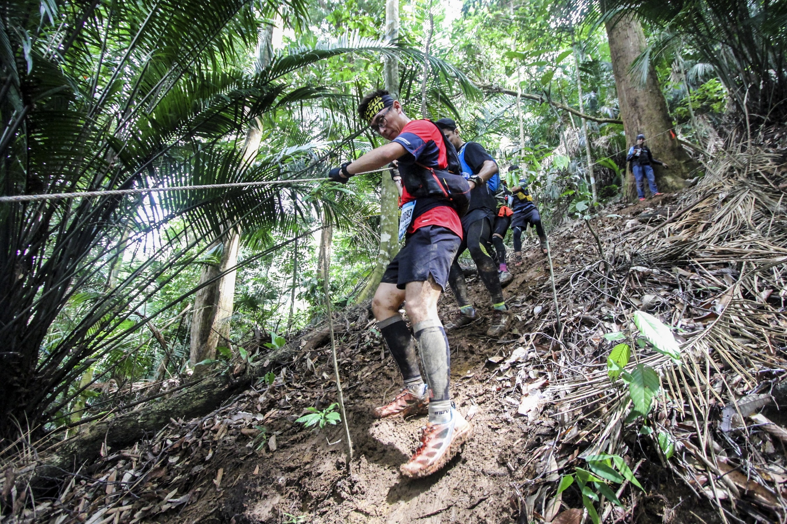 4) MMTF 2018 - Runners making their way in the forest trail (2)
