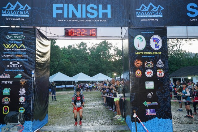 8) MMTF 2018 - Daved Simpat being cheered as he crosses the finish line, taking first place for the 70km category